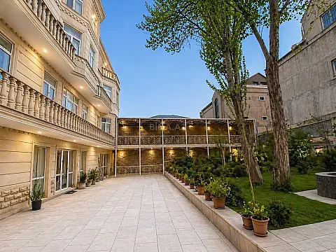 Satılır 20 otaqlı həyət evi 1000 m²