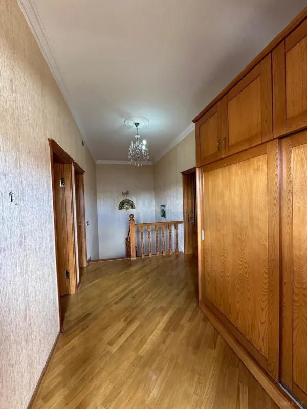 Kirayə verilir 8 otaqlı həyət evi 305 m²