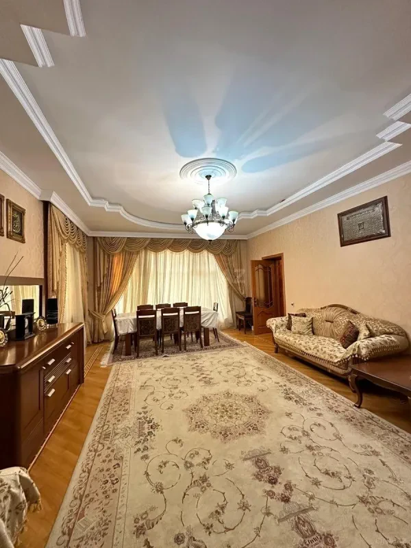 Kirayə verilir 8 otaqlı həyət evi 305 m²