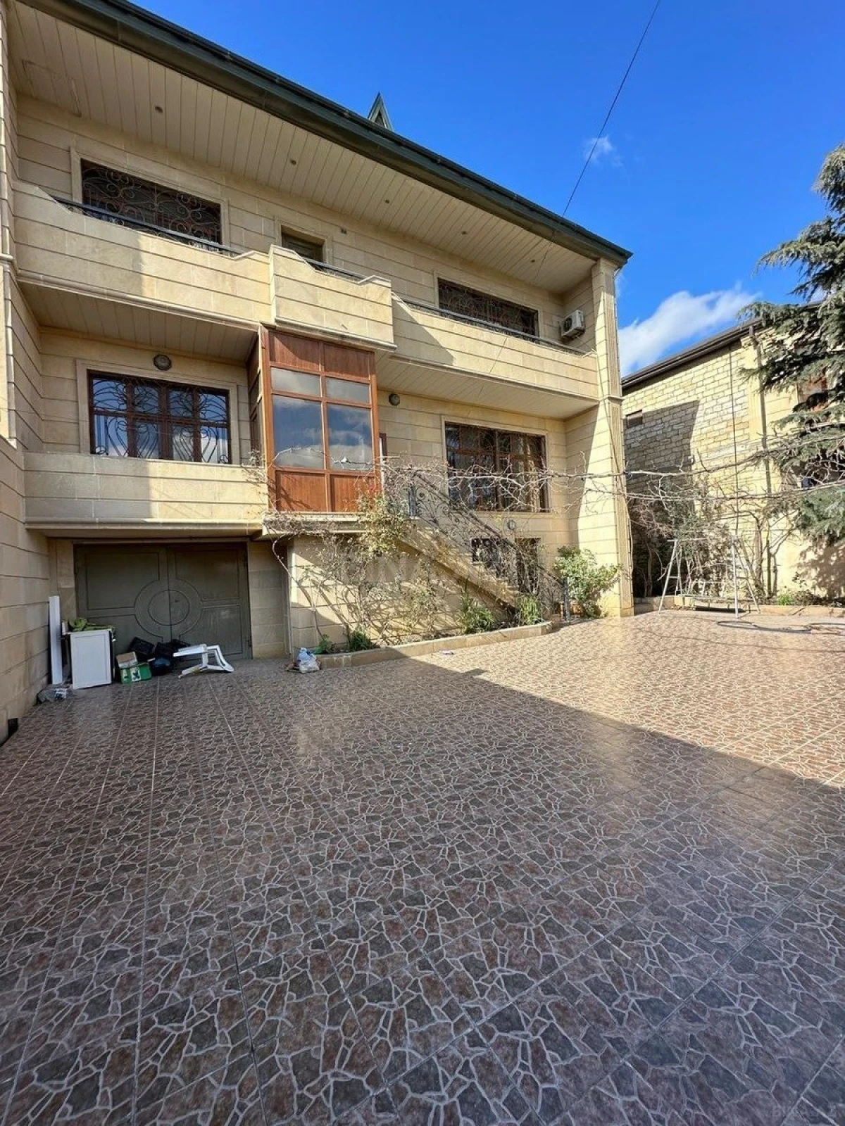 Kirayə verilir 8 otaqlı həyət evi 305 m²