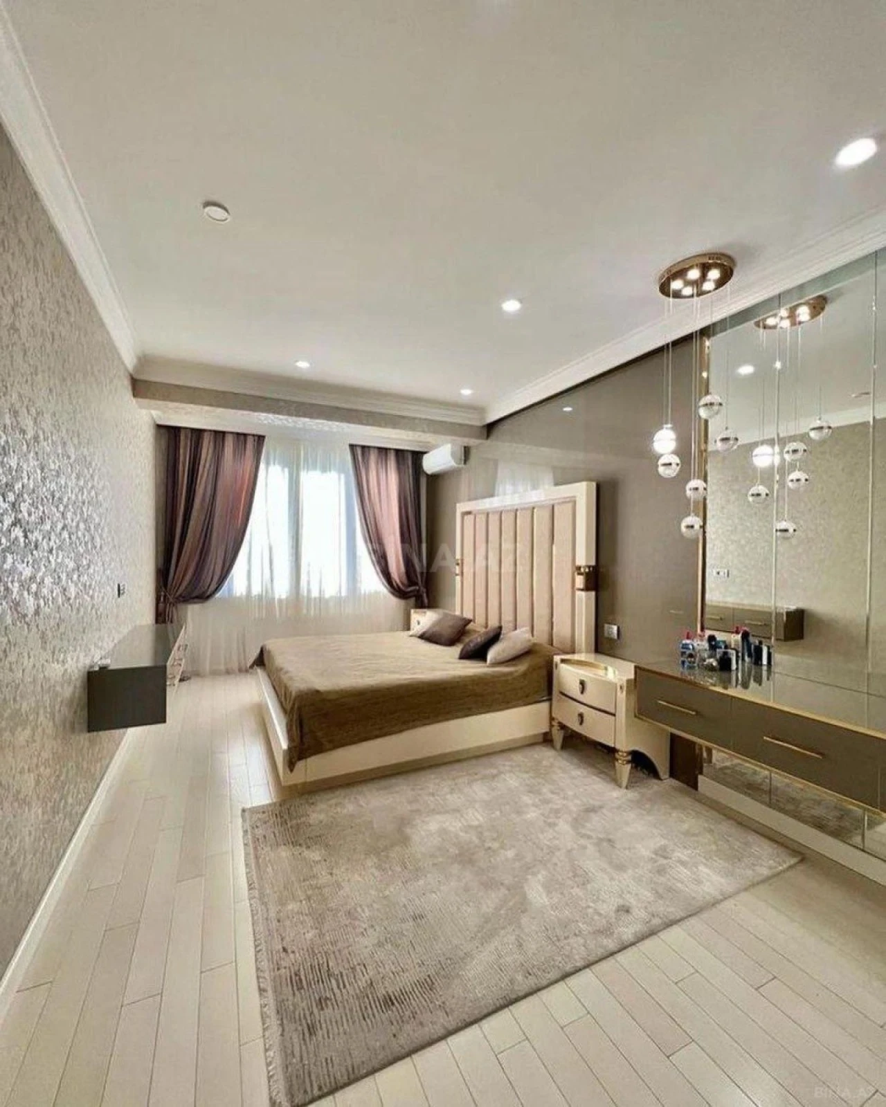 Satılır 4 otaqlı mənzil 200 m²