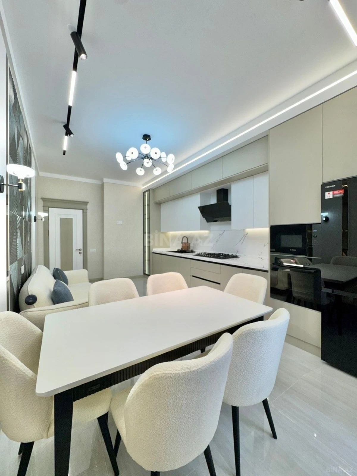 Satılır 5 otaqlı mənzil 220 m²