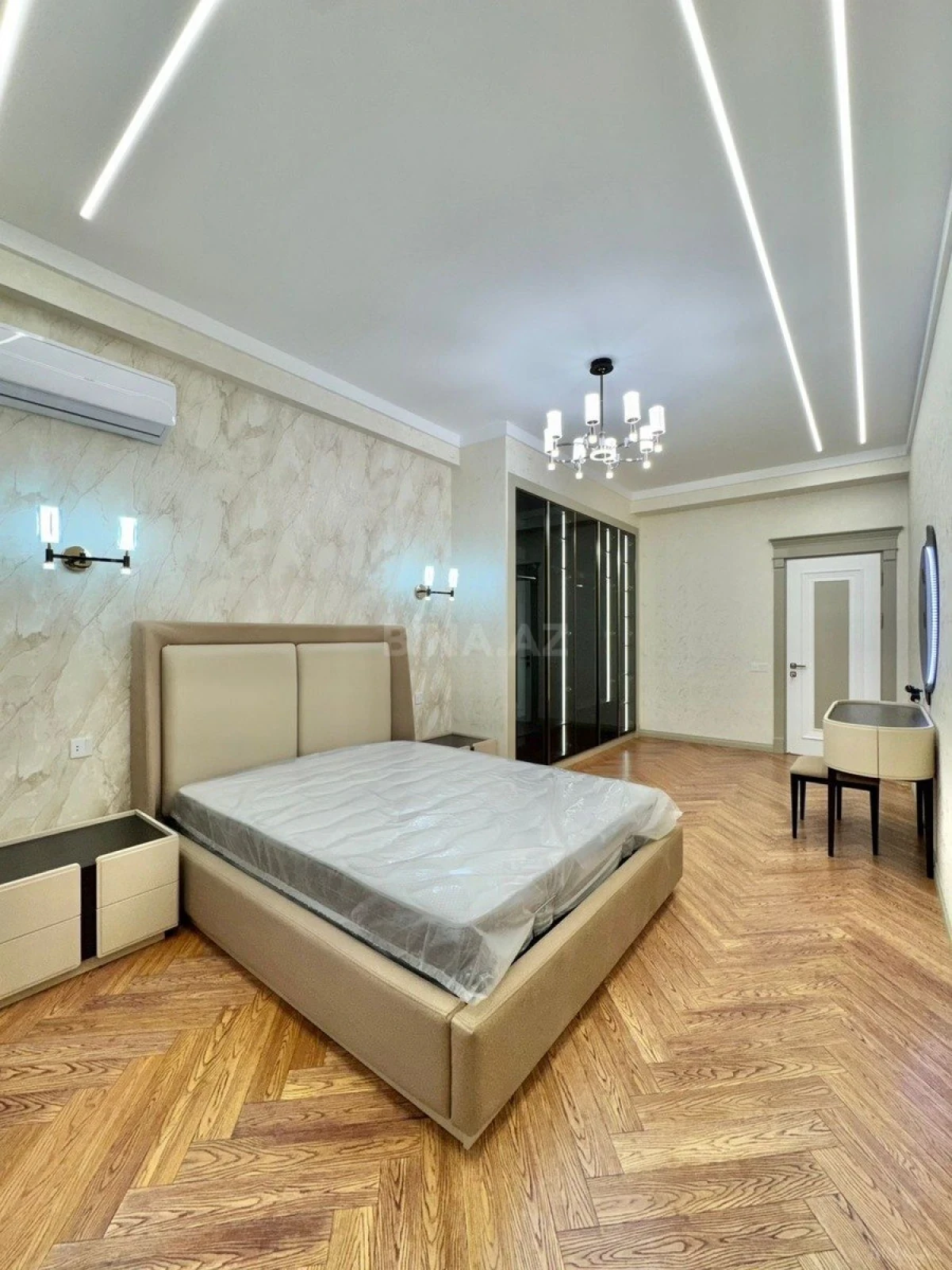 Satılır 5 otaqlı mənzil 220 m²