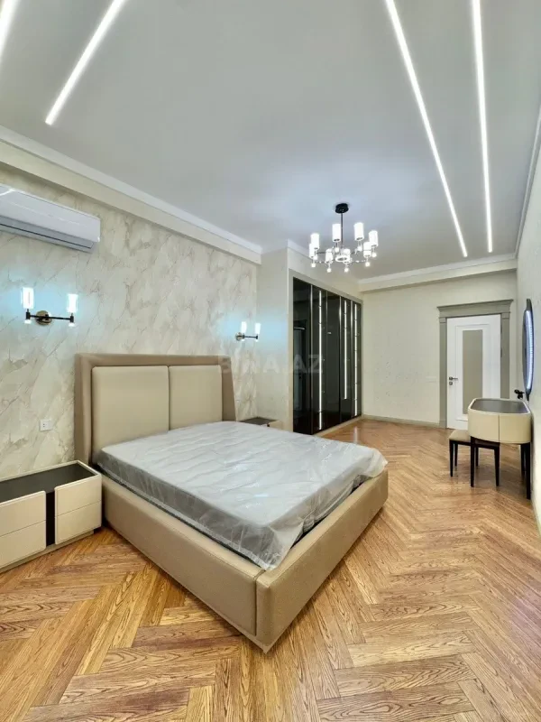 Satılır 5 otaqlı mənzil 220 m²