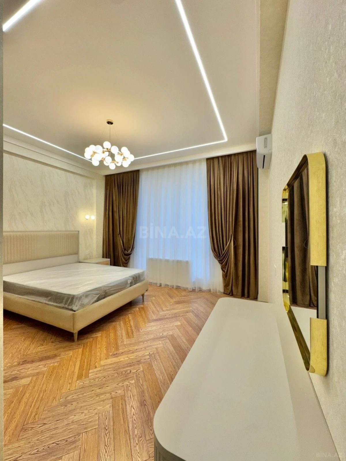 Satılır 5 otaqlı mənzil 220 m²