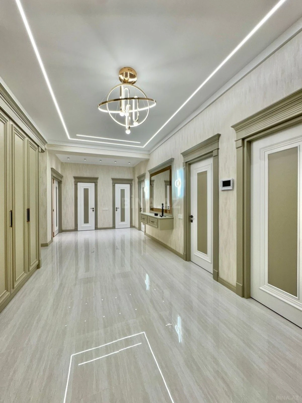 Satılır 5 otaqlı mənzil 220 m²