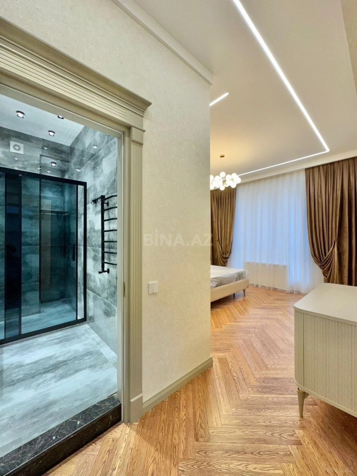 Satılır 5 otaqlı mənzil 220 m²