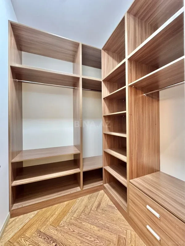 Satılır 5 otaqlı mənzil 220 m²