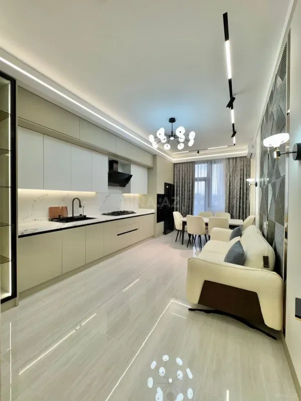 Satılır 5 otaqlı mənzil 220 m²