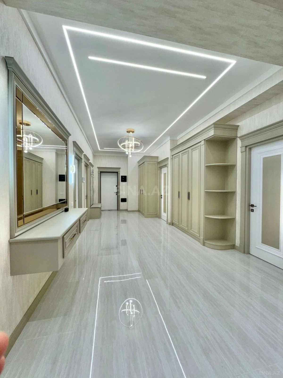 Satılır 5 otaqlı mənzil 220 m²