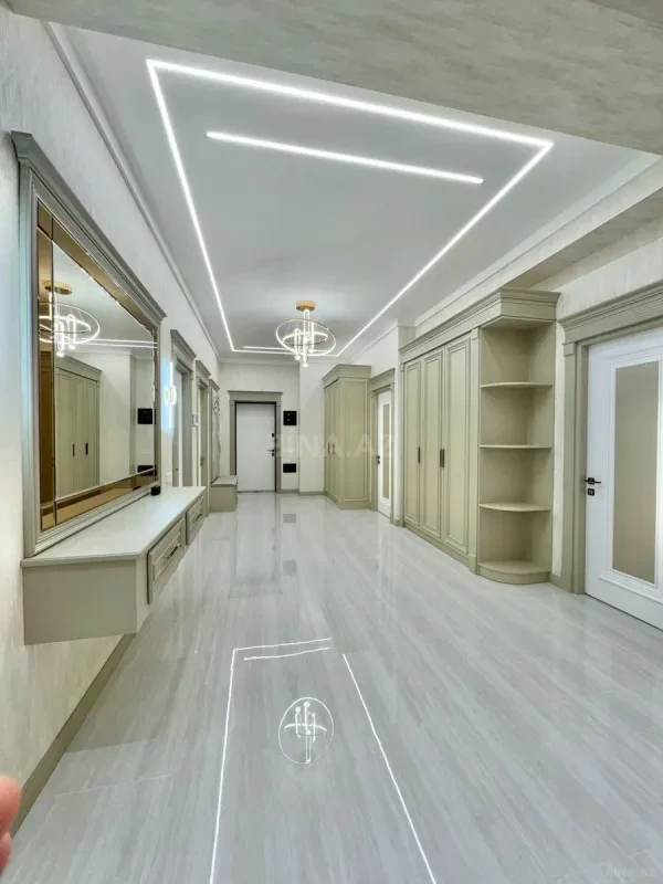 Satılır 5 otaqlı mənzil 220 m²