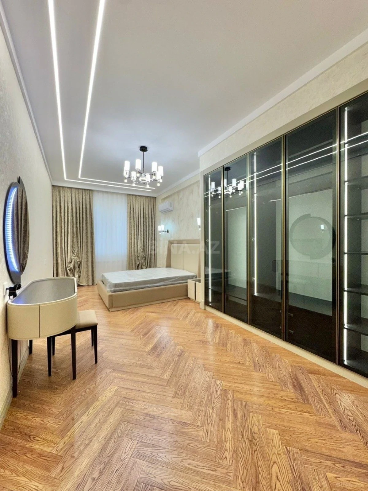 Satılır 5 otaqlı mənzil 220 m²