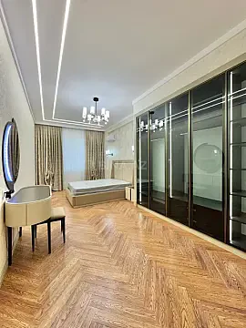 Satılır 5 otaqlı mənzil 220 m²