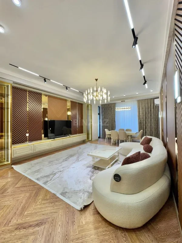Satılır 5 otaqlı mənzil 220 m²