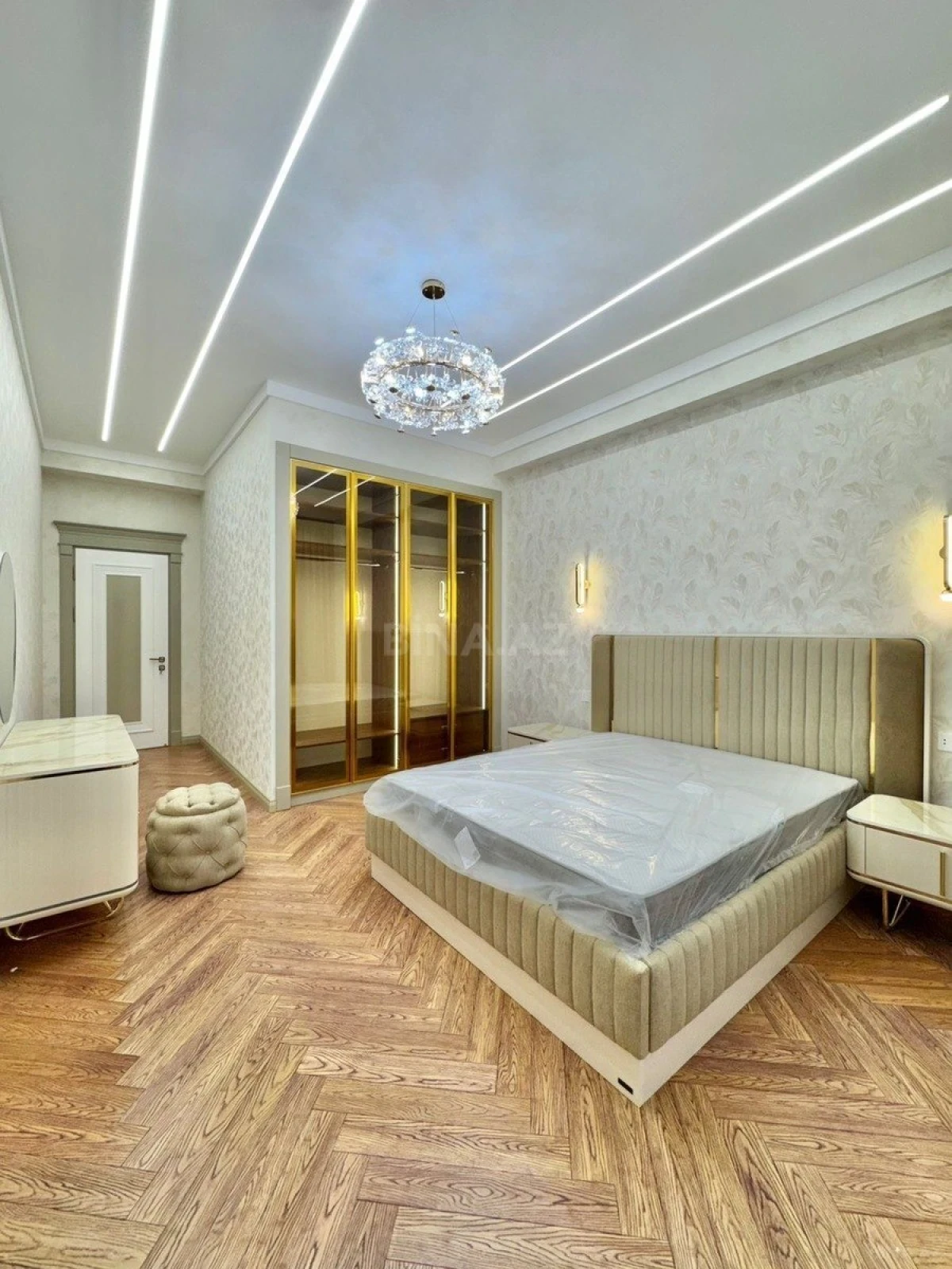 Satılır 5 otaqlı mənzil 220 m²