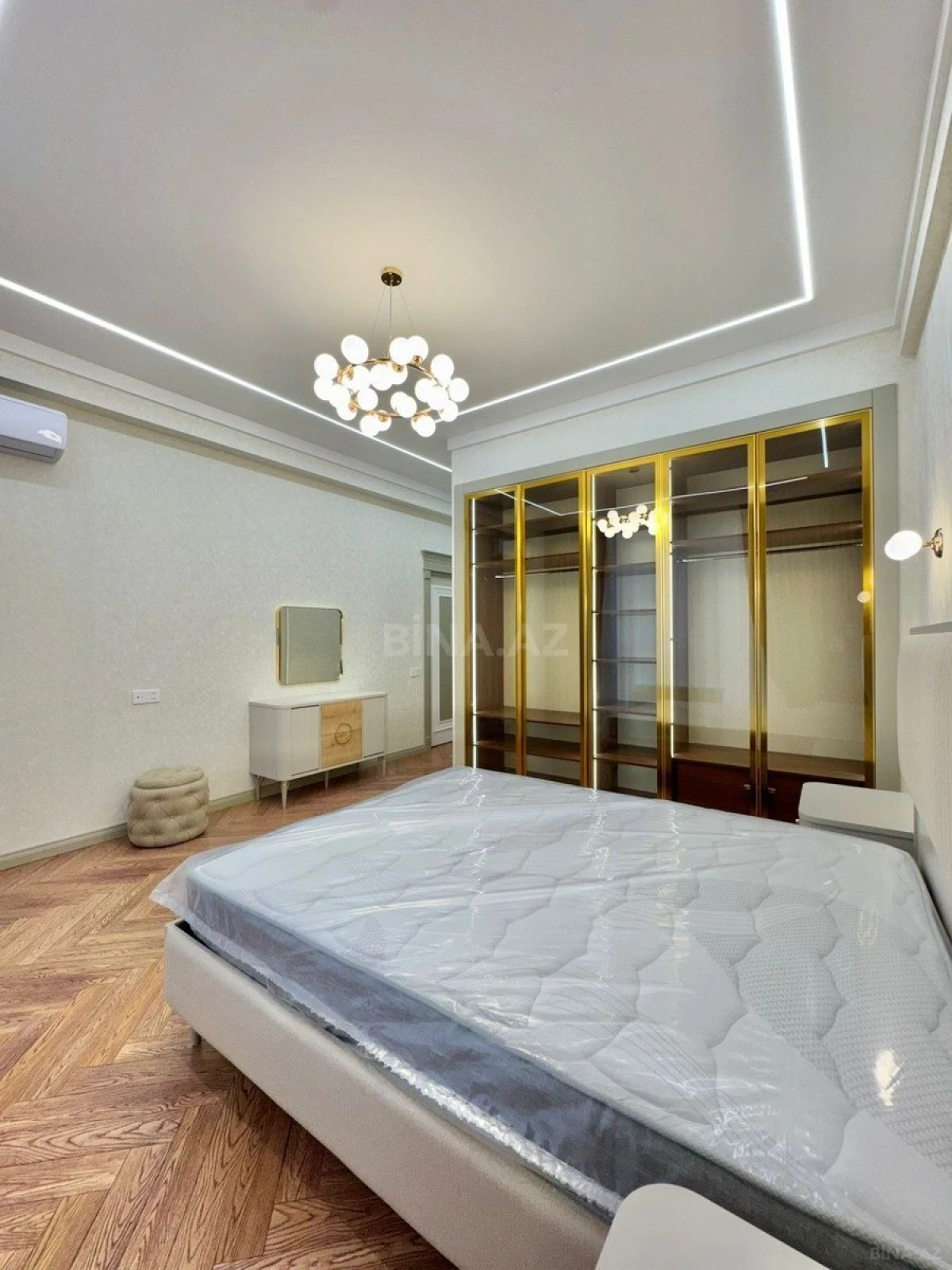 Satılır 5 otaqlı mənzil 220 m²