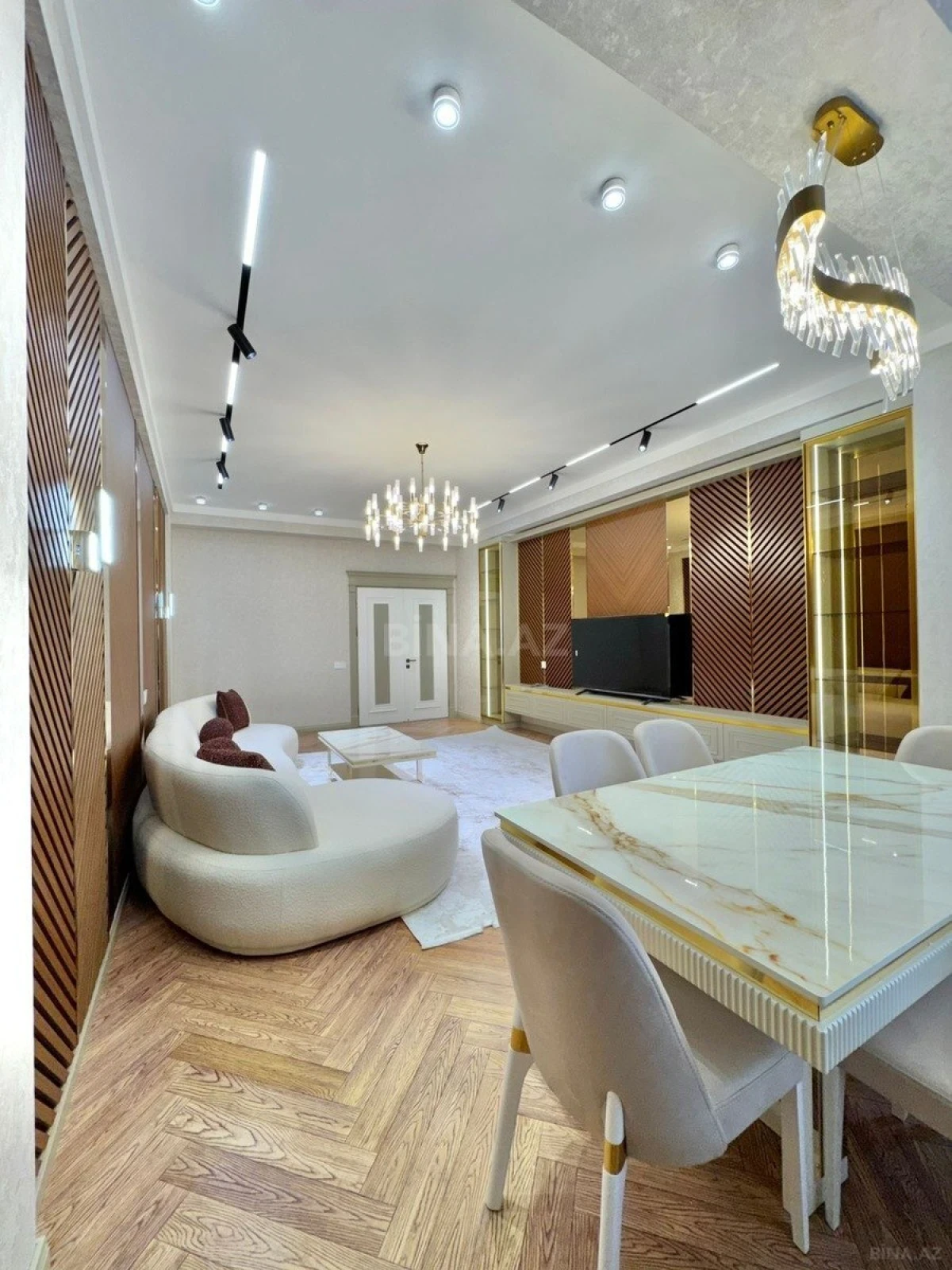 Satılır 5 otaqlı mənzil 220 m²