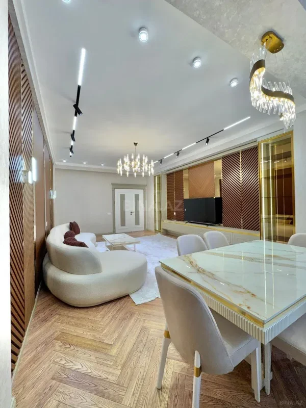 Satılır 5 otaqlı mənzil 220 m²