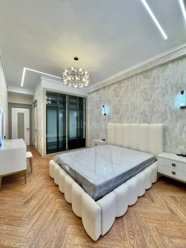 Satılır 5 otaqlı mənzil 220 m²