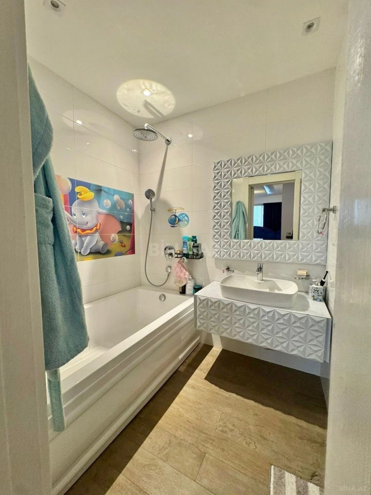 Satılır 7 otaqlı mənzil 657 m²