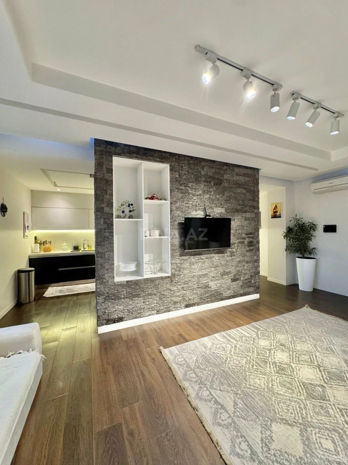 Satılır 7 otaqlı mənzil 657 m²