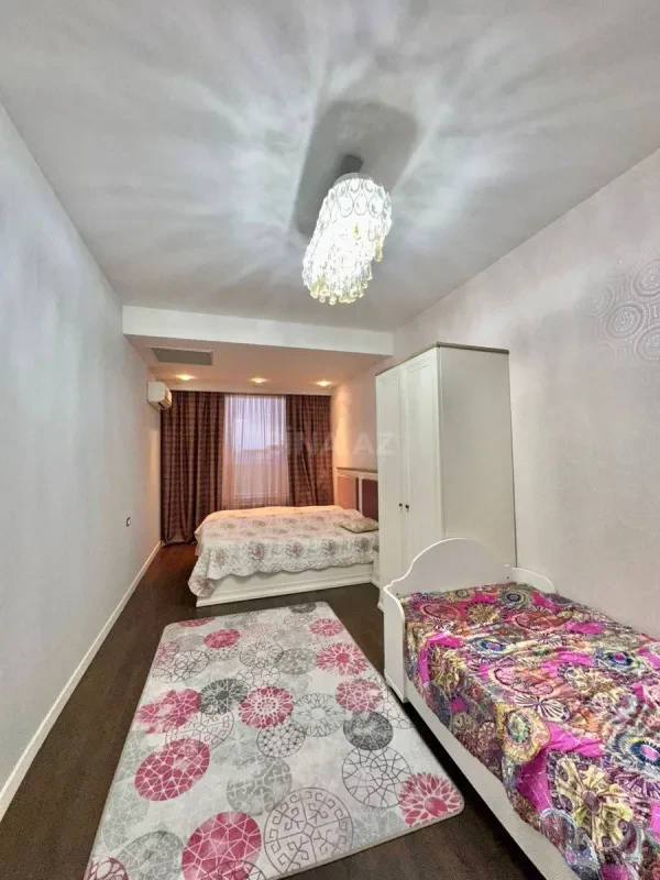 Satılır 7 otaqlı mənzil 657 m²