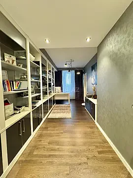 Satılır 7 otaqlı mənzil 657 m²