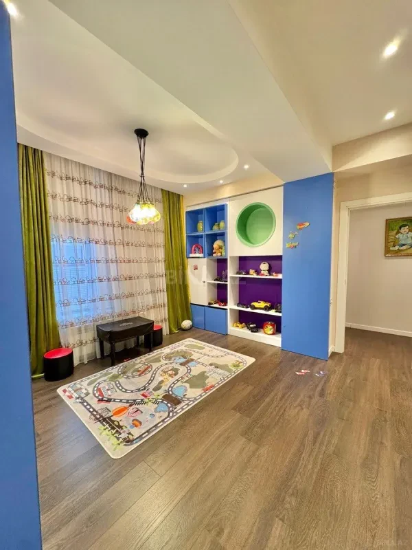 Satılır 7 otaqlı mənzil 657 m²