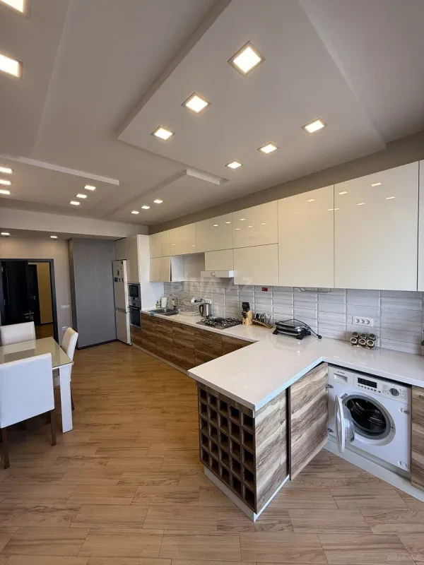 Satılır 3 otaqlı mənzil 160 m²