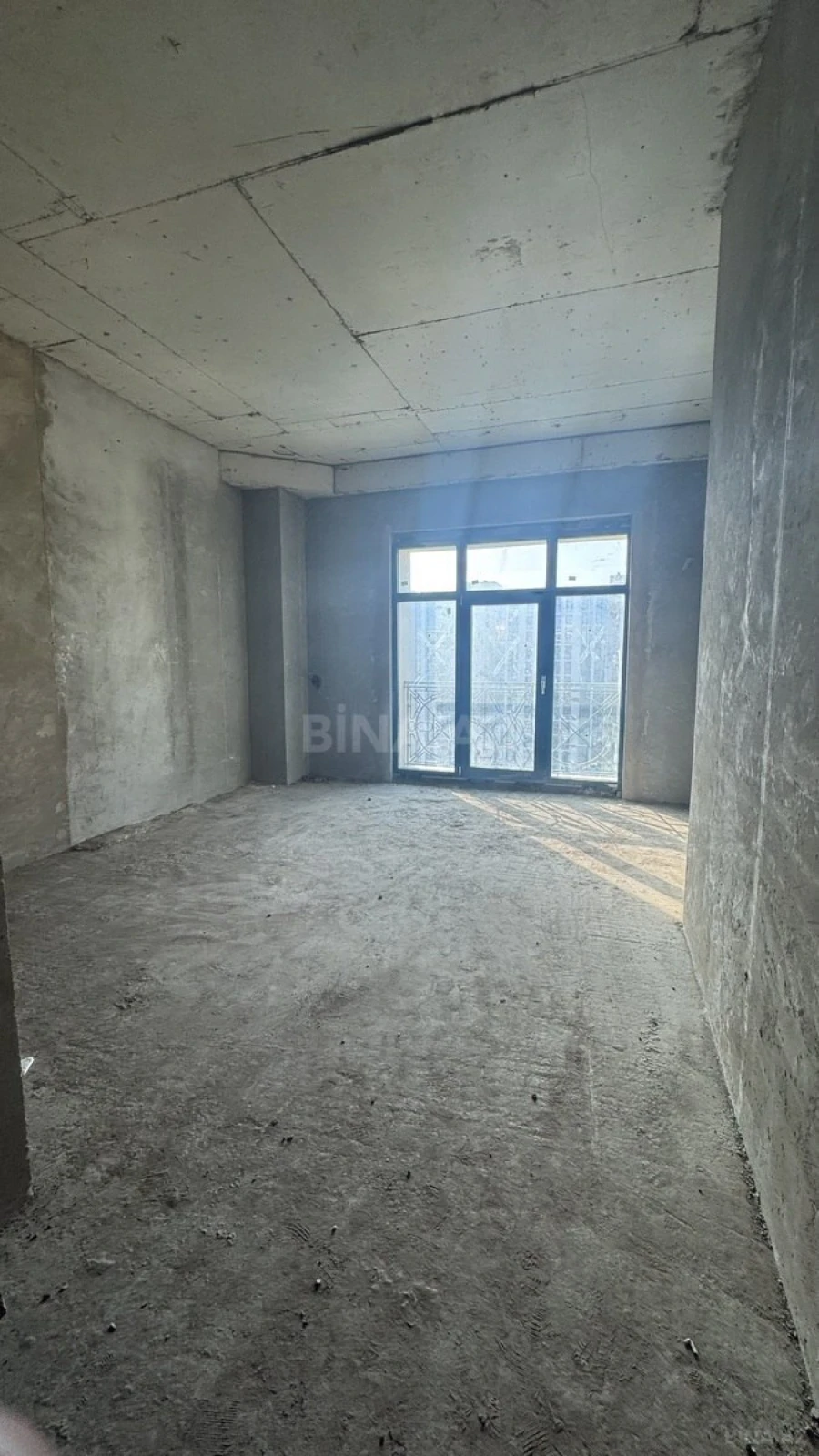 Satılır 4 otaqlı mənzil 175 m²