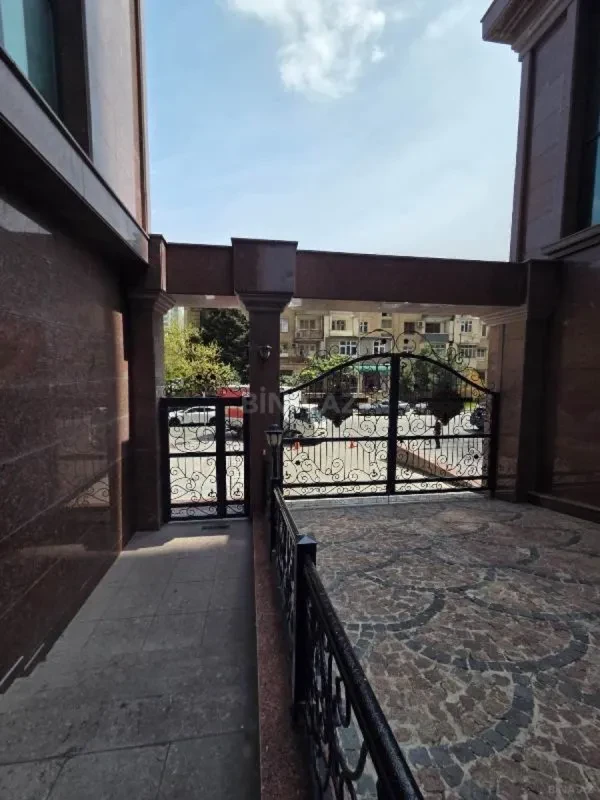 Satılır 4 otaqlı mənzil 165 m²