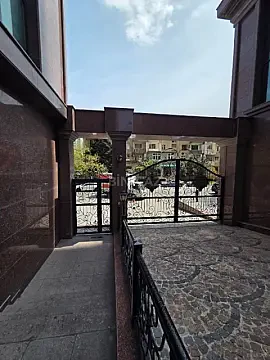 Satılır 4 otaqlı mənzil 165 m²