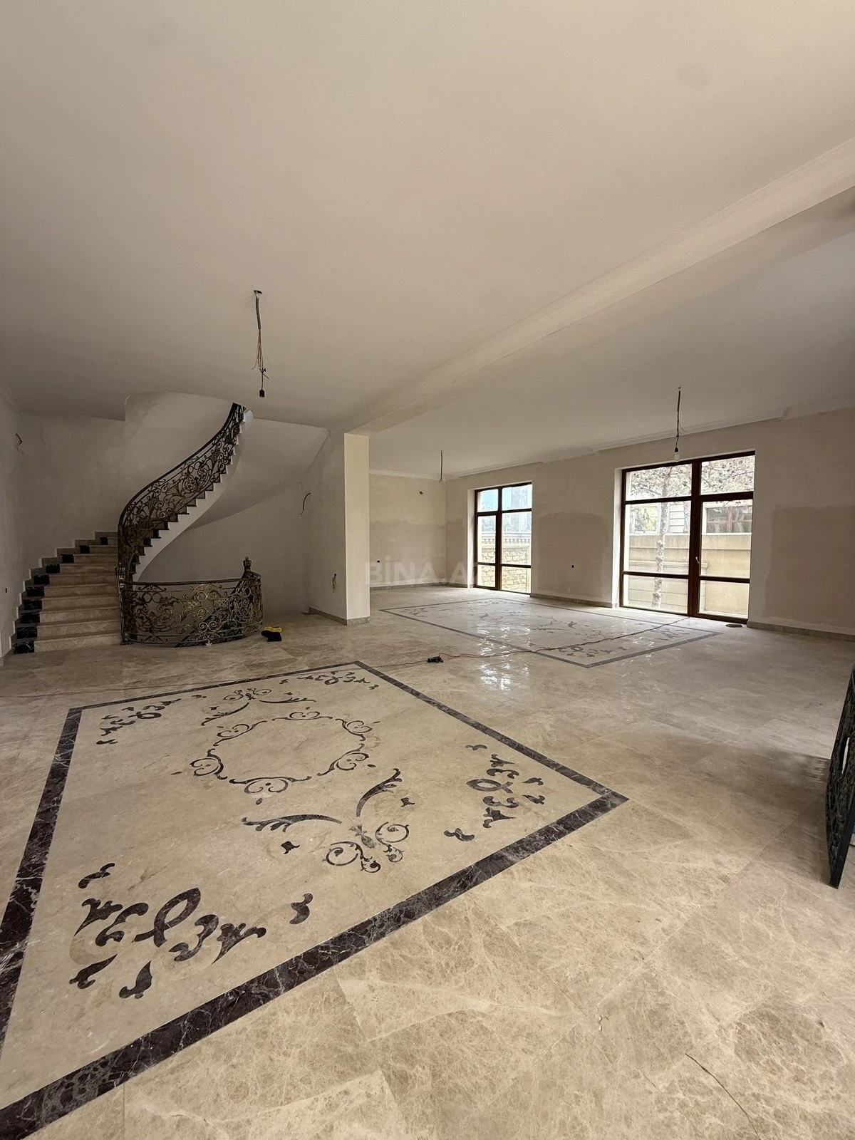 Satılır 5 otaqlı həyət evi 380 m²