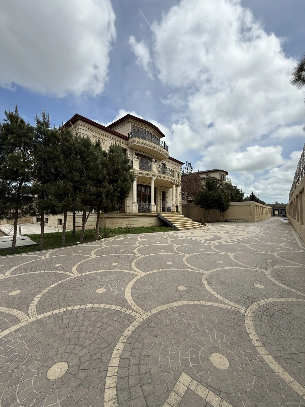 Satılır 5 otaqlı həyət evi 380 m²