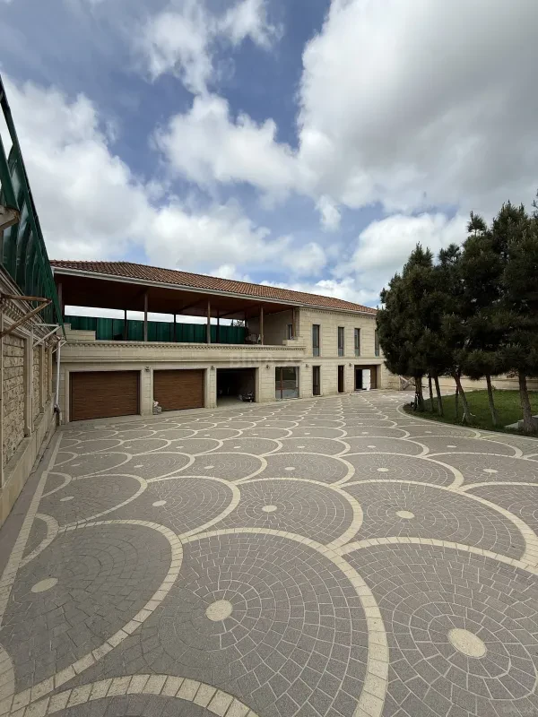 Satılır 5 otaqlı həyət evi 380 m²