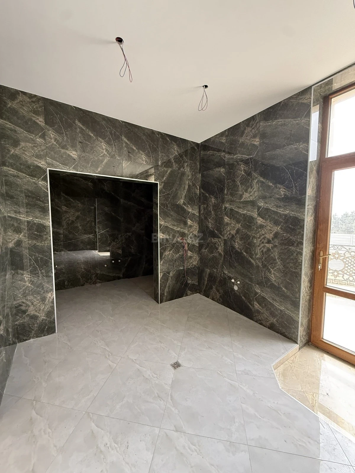 Satılır 5 otaqlı həyət evi 380 m²