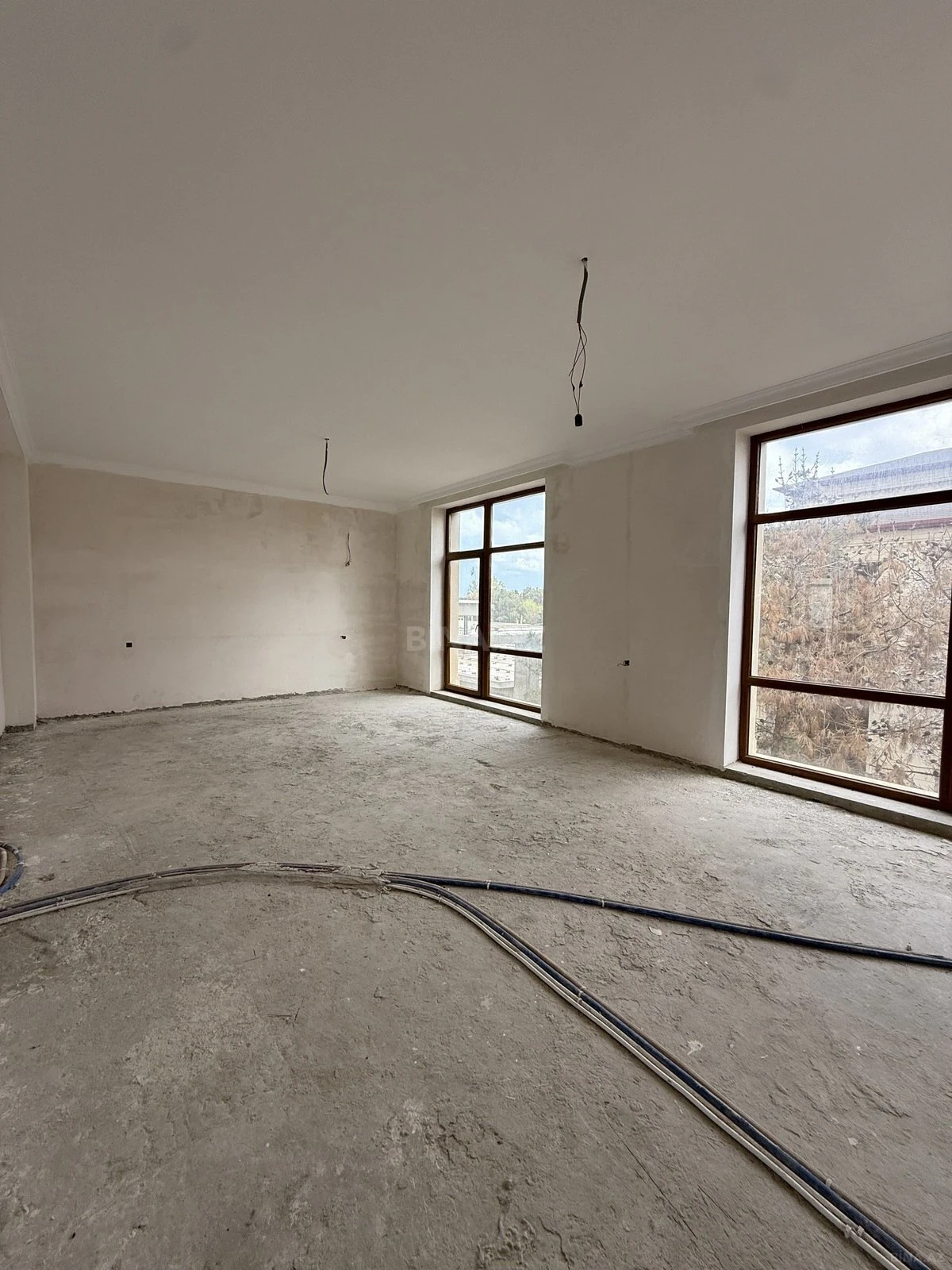 Satılır 5 otaqlı həyət evi 380 m²