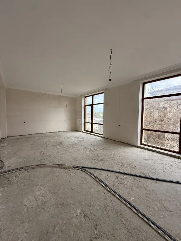 Satılır 5 otaqlı həyət evi 380 m²