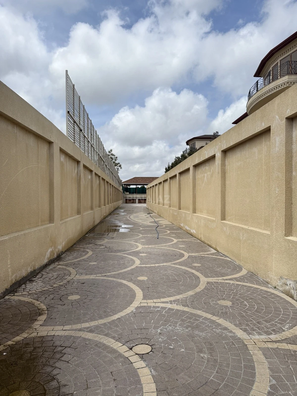Satılır 5 otaqlı həyət evi 380 m²