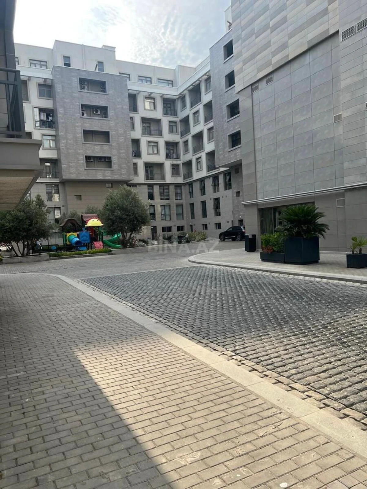 Satılır 4 otaqlı mənzil 220 m²