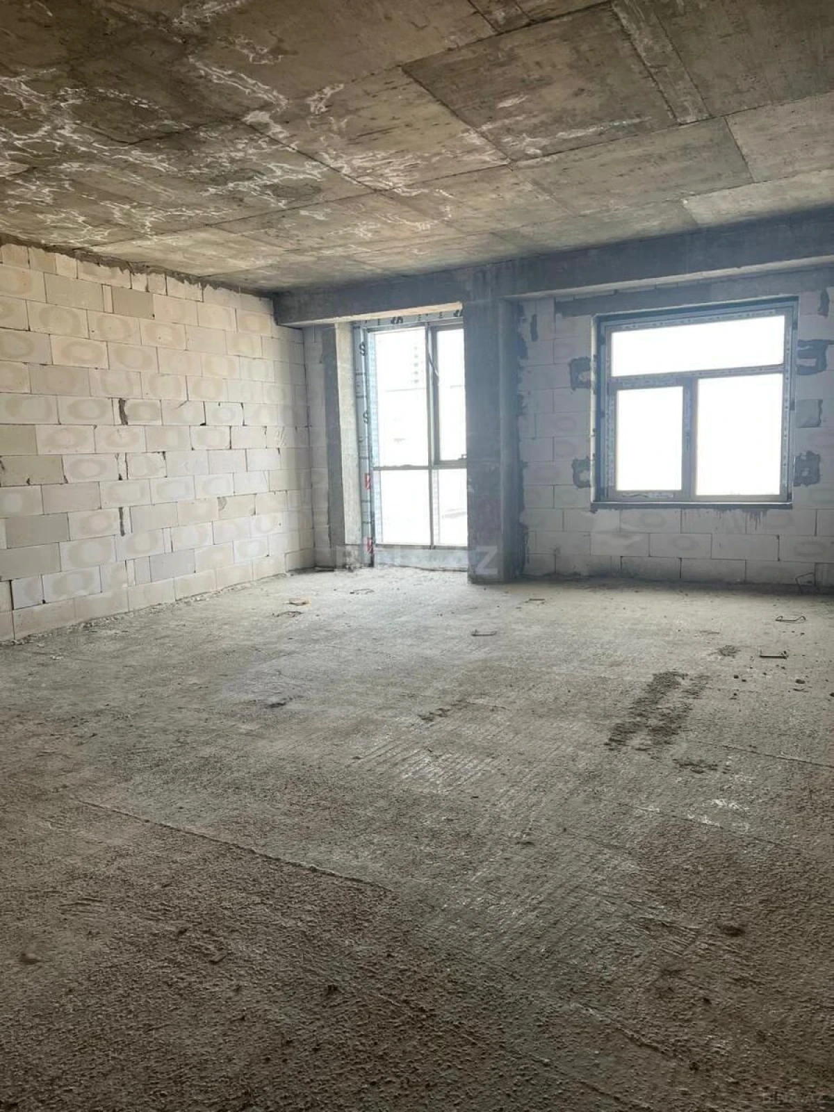 Satılır 4 otaqlı mənzil 220 m²