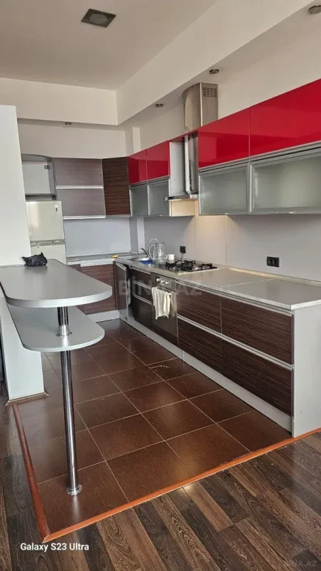 Kirayə verilir 3 otaqlı mənzil 134 m²