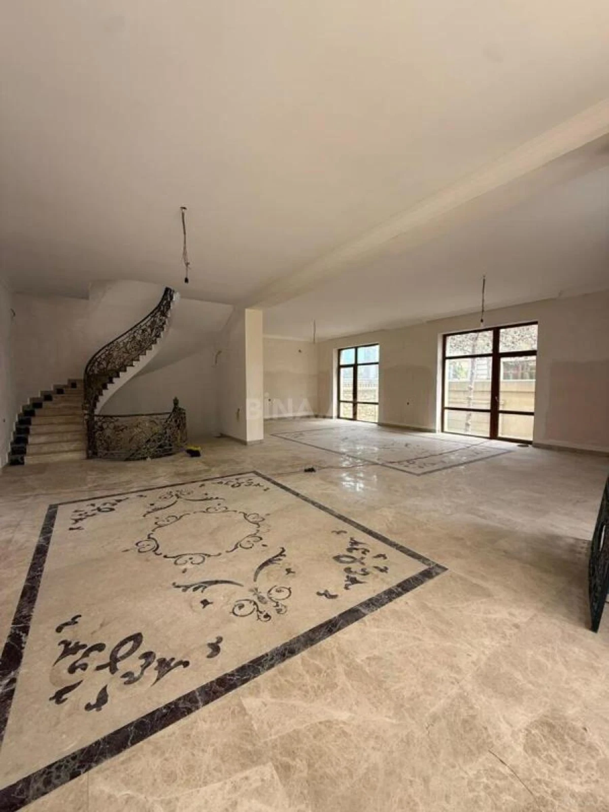Satılır 5 otaqlı həyət evi 380 m²
