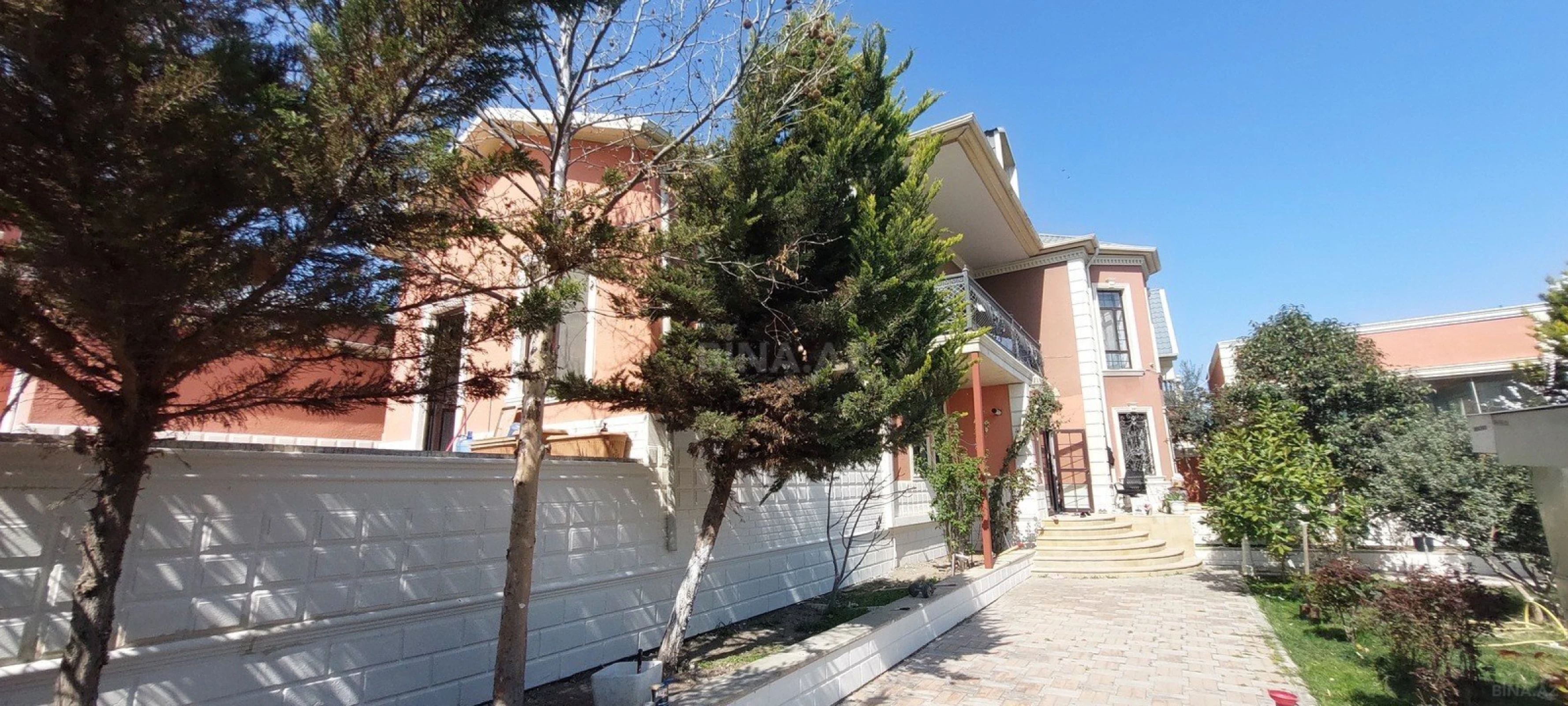 Satılır 5 otaqlı həyət evi 240 m²