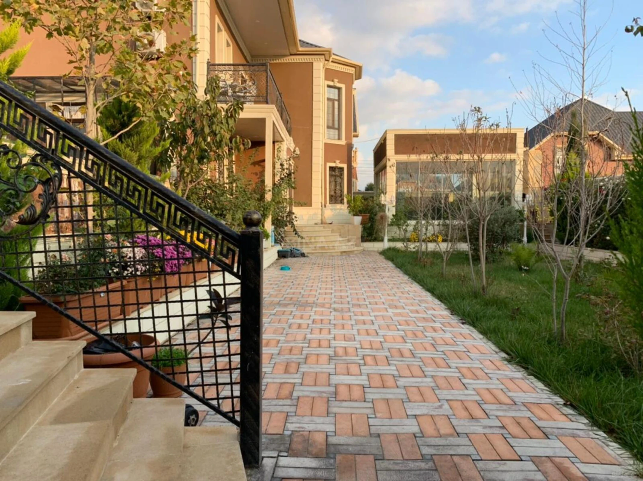 Satılır 5 otaqlı həyət evi 240 m²