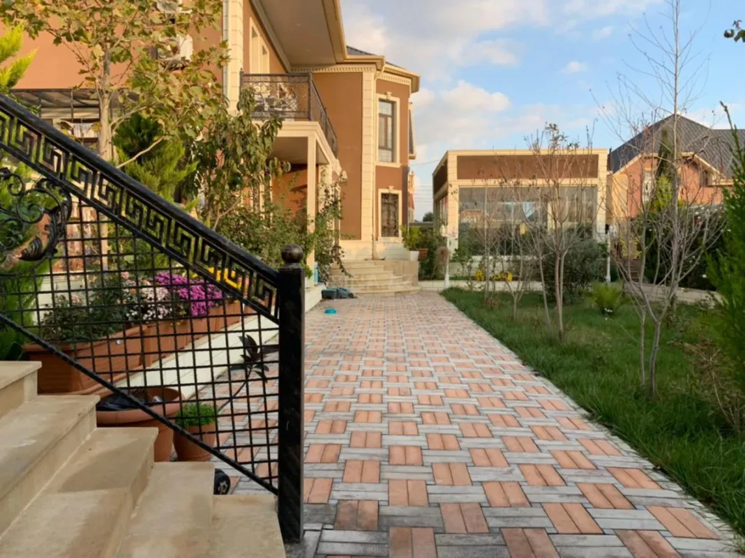 Satılır 5 otaqlı həyət evi 240 m²