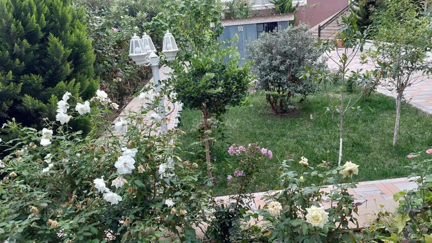 Satılır 5 otaqlı həyət evi 240 m²