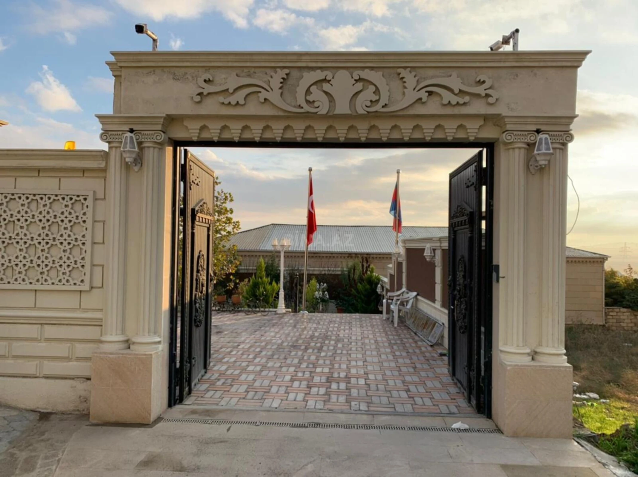 Satılır 5 otaqlı həyət evi 240 m²
