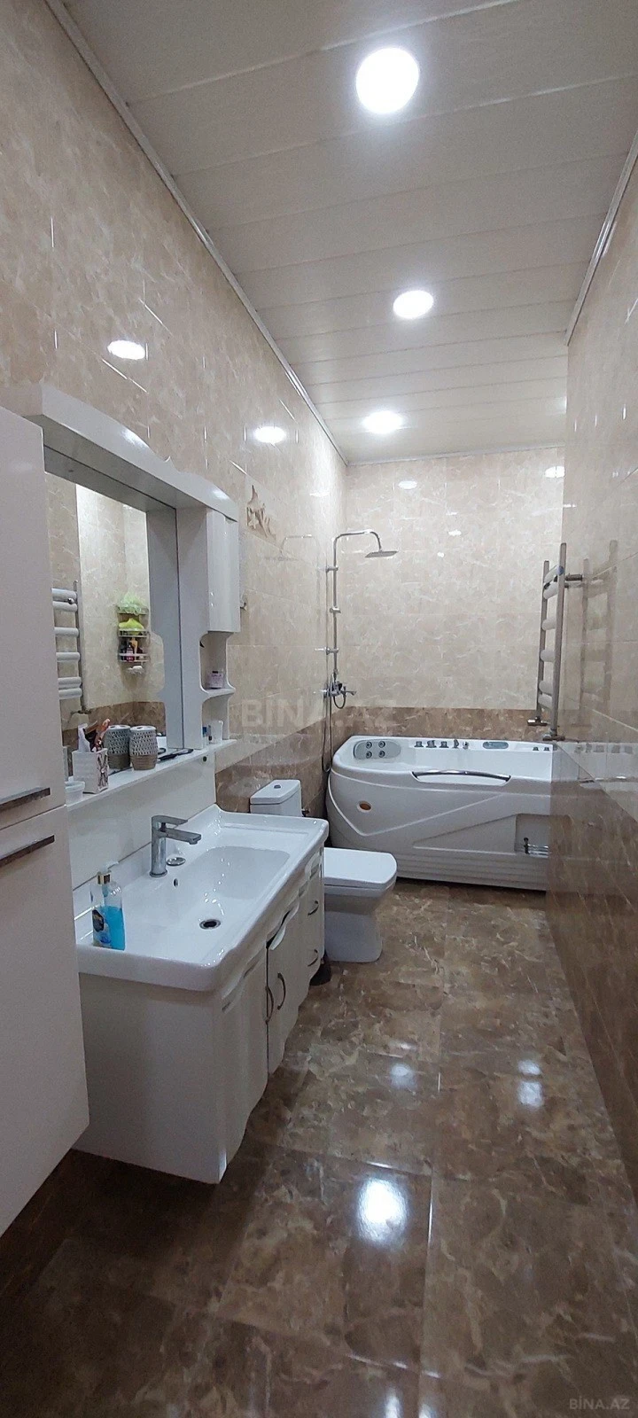 Satılır 5 otaqlı həyət evi 240 m²