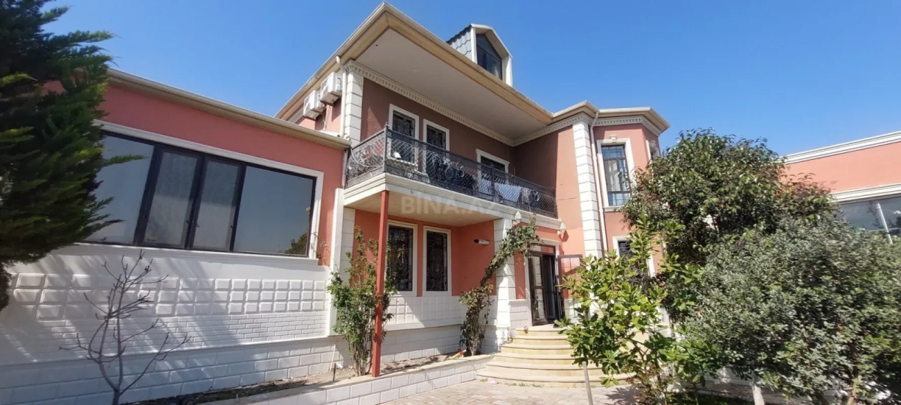 Satılır 5 otaqlı həyət evi 240 m²